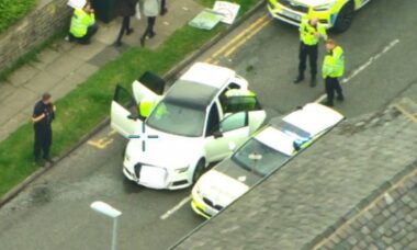 Perseguição policial de Audi A3 a mais de 240 km/h leva a colisão com criança em Greater Manchester