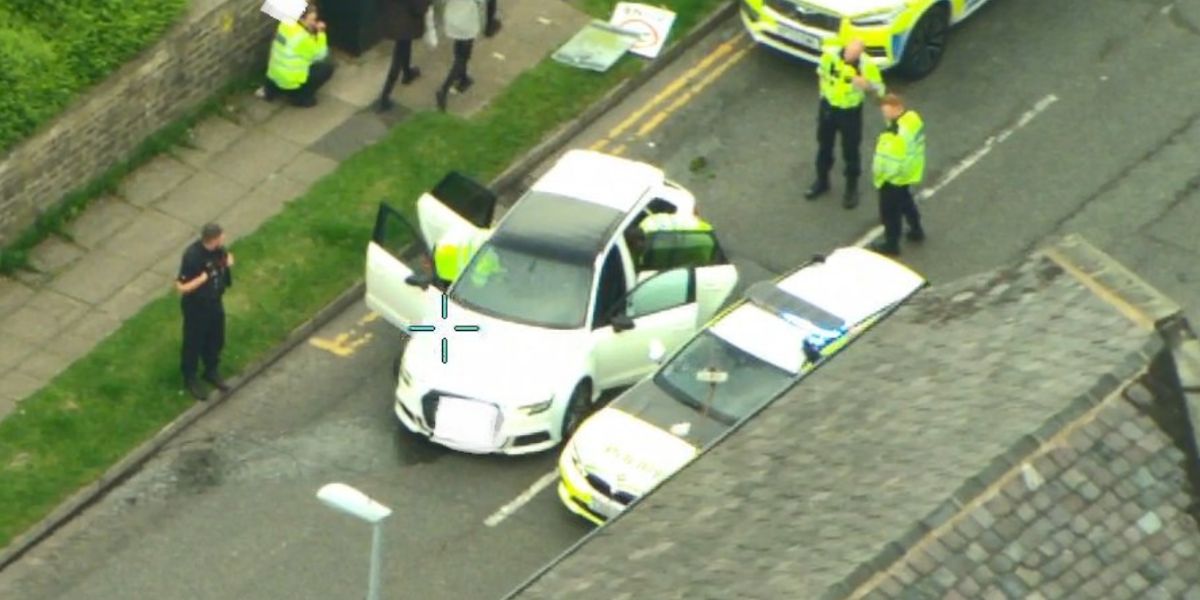 Politieachtervolging van Audi A3 met meer dan 240 km/u leidt tot botsing met kind in Greater Manchester