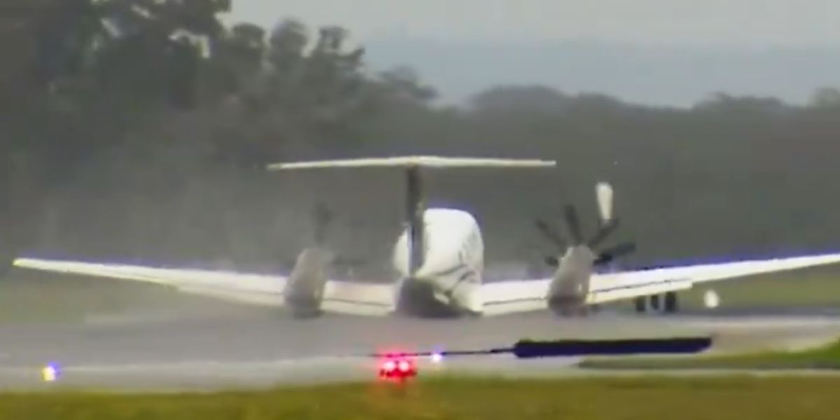 Vídeo tenso: Avião de pequeno porte faz pouso de emergência na Austrália