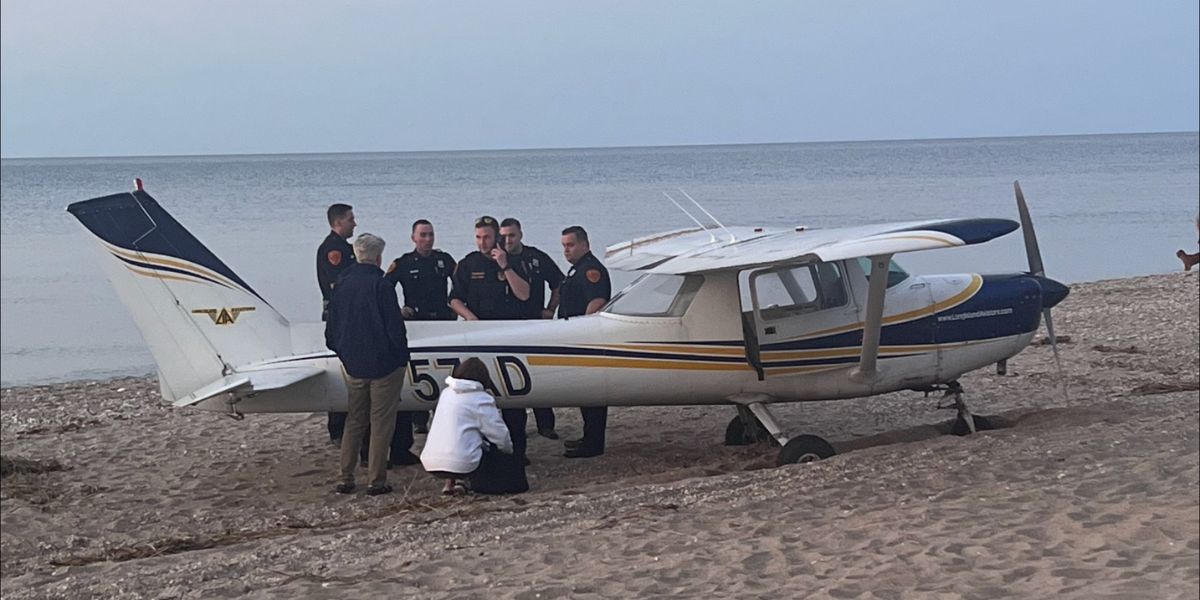 Vidéo dramatique : un avion effectue un atterrissage d'urgence sur une plage de Long Island ; le pilote et le passager s'en sortent vivants