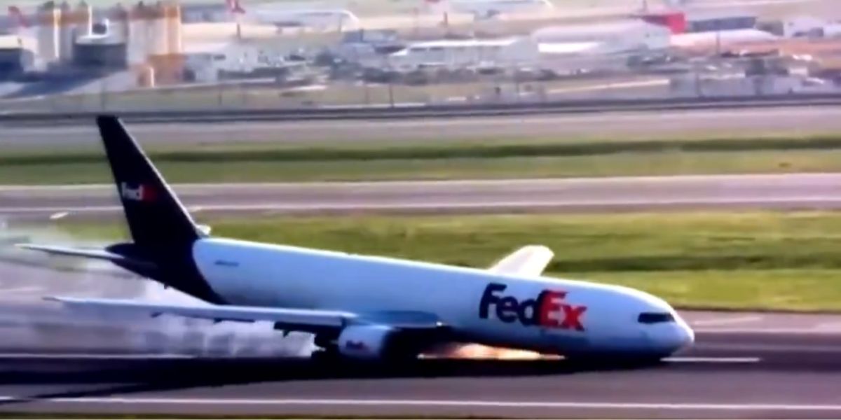 Video: Een deel van de voorkant van een Boeing 767 sleept over de landingsbaan van de luchthaven van Istanboel