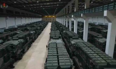 Video: Kim Jong Un tarkastaa hangaarin, joka on täynnä ballistisia ohjuslaukaisimia valmistautuessaan sotaan. Kuva ja video: Twitter @nknewsorg