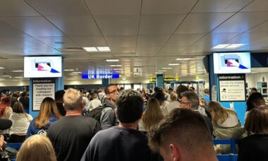 Passageiros dormem no chão após colapso no sistema dos aeroportos do Reino Unido