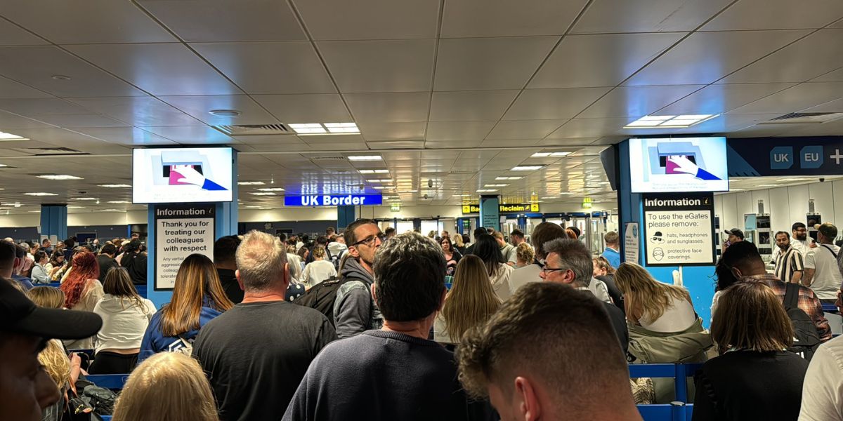 Passagiers slapen op de grond na ineenstorting van het systeem in de luchthavens van het Verenigd Koninkrijk