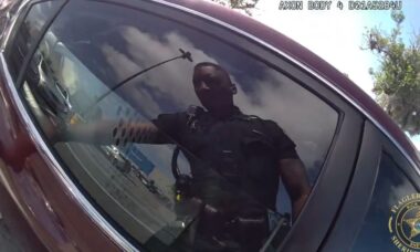 Vídeo dramático: Policial quebra vidro de carro para resgatar uma menina na Flórida