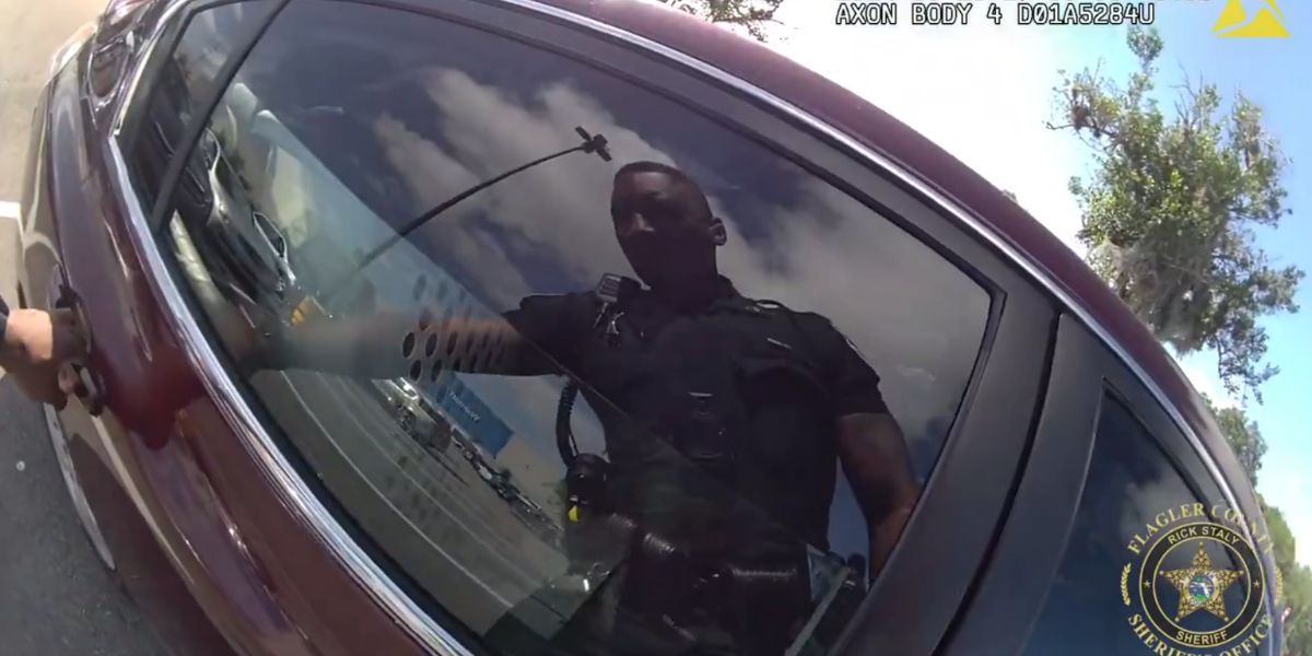 Vídeo dramático: Policial quebra vidro de carro para resgatar uma menina na Flórida