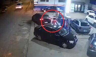 Vídeo assustador: Motorista arrasta frentista presa a mangueira de tanque de combustível