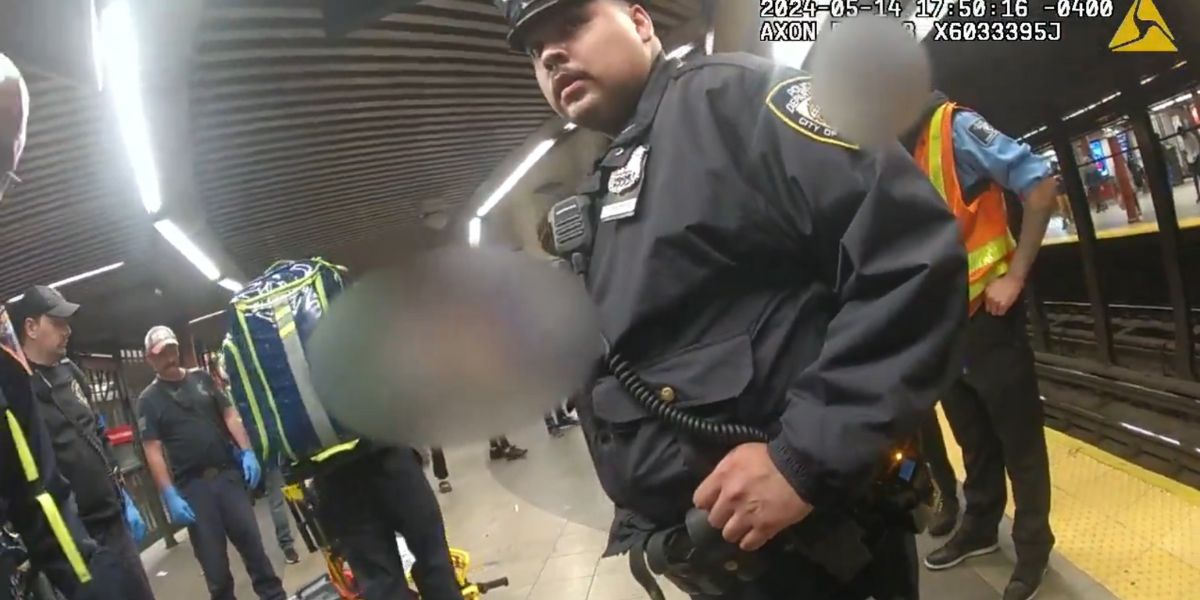 Vídeo dramático: Policiais de Nova York salvam homem em convulsão que caiu nos trilhos do metrô 