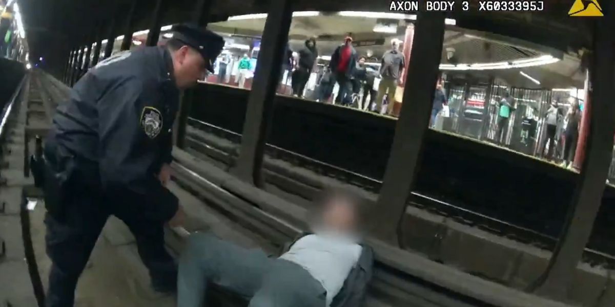 Vídeo dramático: Policiais de Nova York salvam homem em convulsão que caiu nos trilhos do metrô