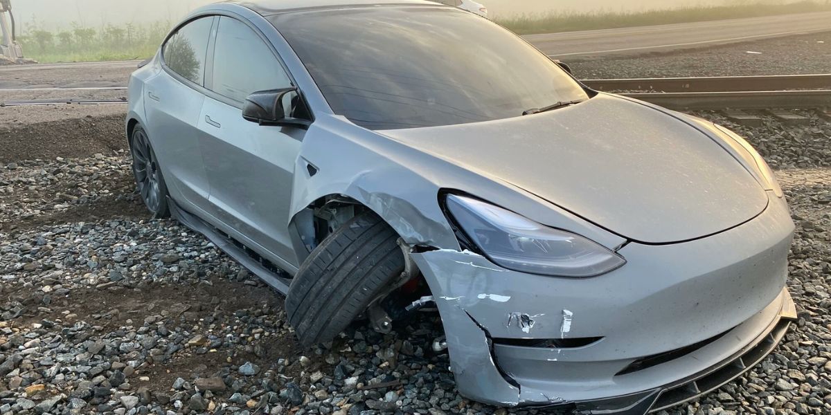 Motorista evita acidente com trem em movimento depois do piloto automático de um Tesla parar de funcionar