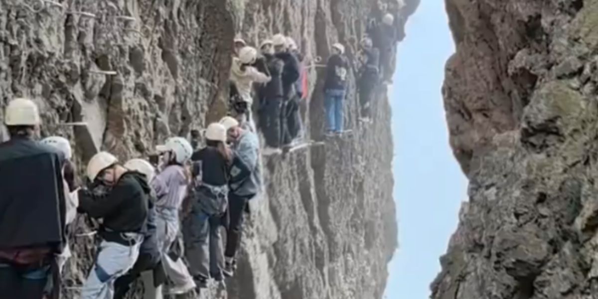 Korki na wysokościach: chińscy alpiniści uwięzieni podczas przejścia przez ponad godzinę