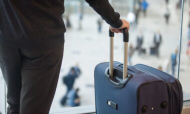 Manipulador de bagagens explica porque colocar fitas nas malas pode ser uma decisão ruim