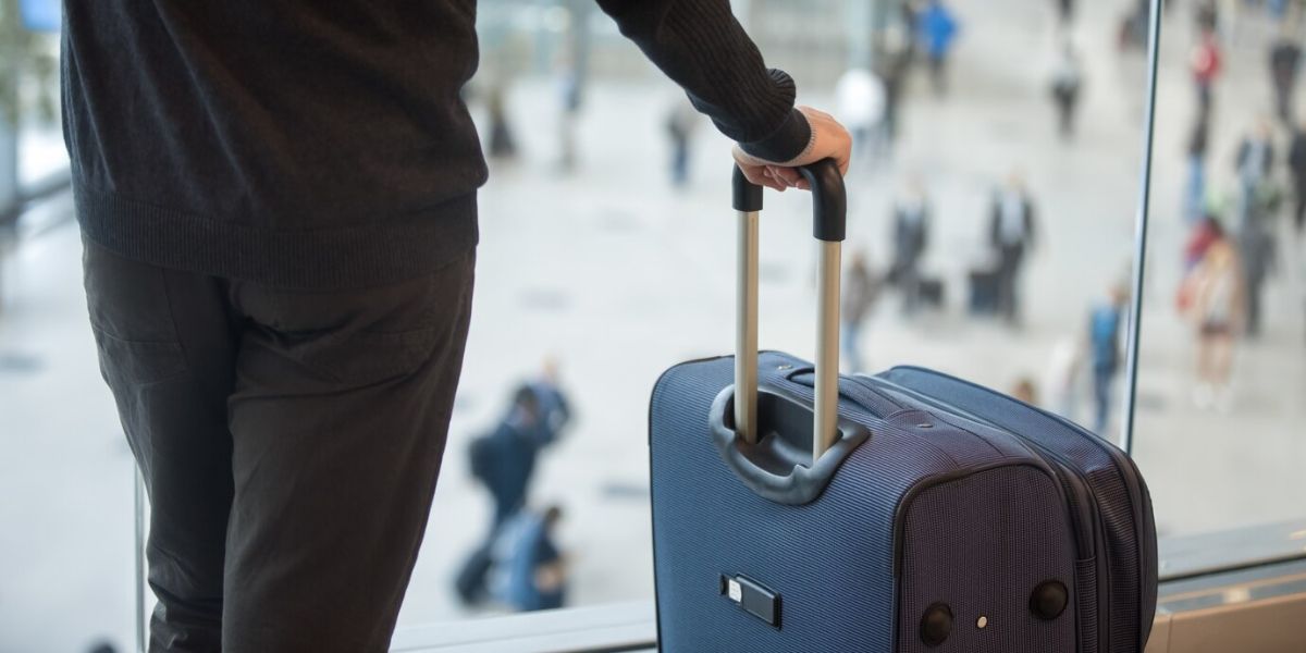 Bagażowy wyjaśnia, dlaczego umieszczanie taśm na walizkach może być złym pomysłem