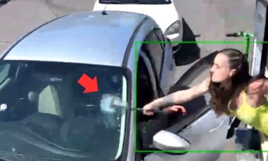 Vídeo: Barista de Seattle quebra para-brisa com um martelo depois de motorista jogar bebidas