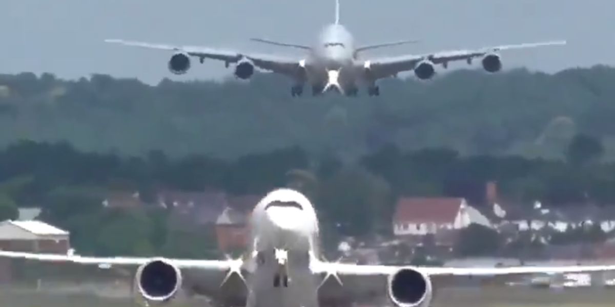 Gevaarlijke video: Vliegtuig landt terwijl ander vliegtuig opstijgt in India