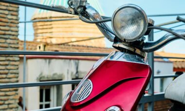 Quase 100 scooters ilegais são apreendidas em Nova York
