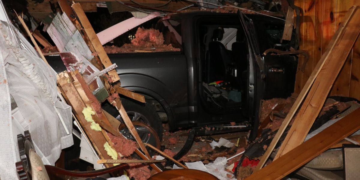Conducente distrugge casa con pick-up impazzito a New York
