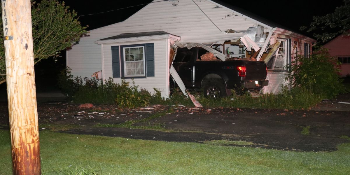 Kierowca niszczy dom z szalonym pickupem w Nowym Jorku