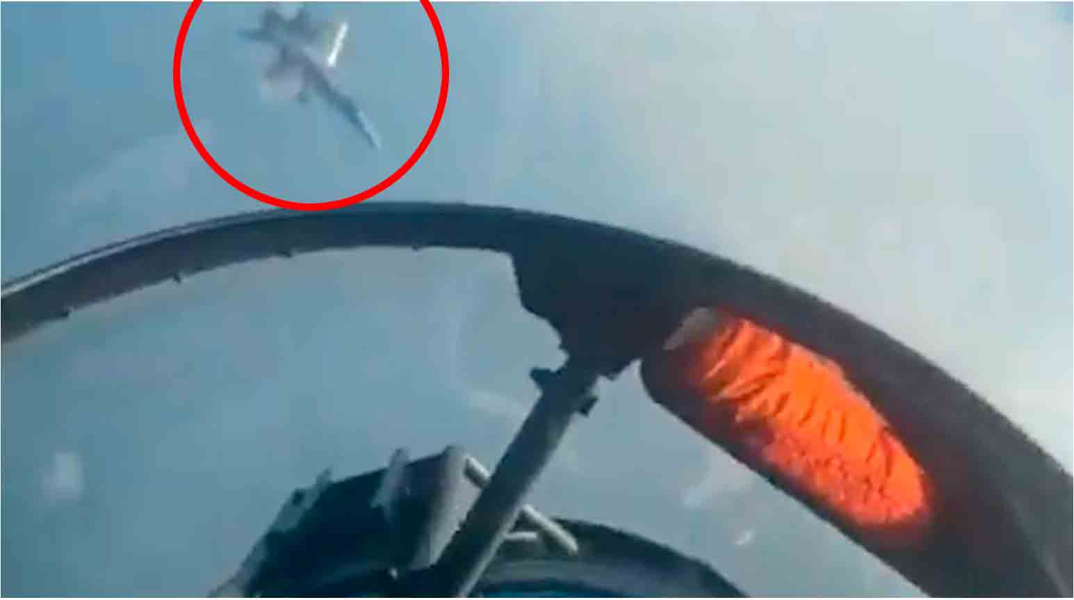 Vídeo: EF-18A Hornet realiza manobra perigosa e afasta Su-30SM russo. Foto e vídeo: Twitter @BabakTaghvaee1