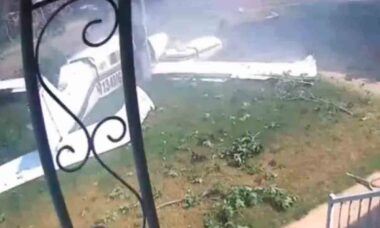 Câmera de segurança captura queda de avião em quintal de casa nos EUA. Imagens: Twitter @fl360aero / Anthony Baugh