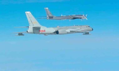 Vídeo: China Divulga Imagens de Patrulhas Conjuntas de Bombardeiros Russos e Chineses Perto do Território dos EUA. Fotos e vídeos: Telegram t.me/china3army