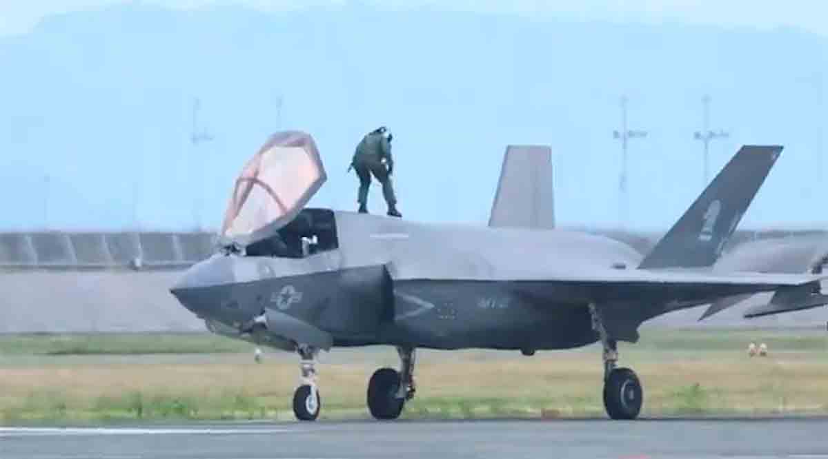 Wideo: Amerykański pilot F-35 pospiesznie opuszcza swój samolot. Zdjęcie i wideo: Twitter @fl360aero