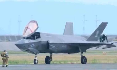 Wideo: Amerykański pilot F-35 pospiesznie opuszcza swój samolot. Zdjęcie i wideo: Twitter @fl360aero