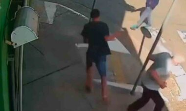 Vídeo: Jovem morre após ser atropelado por ônibus segundos depois de roubar celular de idoso. Fotos e vídeo: Twitter @Plantao_Rio