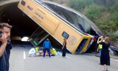 Ônibus com 60 passageiros tomba em estrada de Barcelona e deixa dezenas de feridos