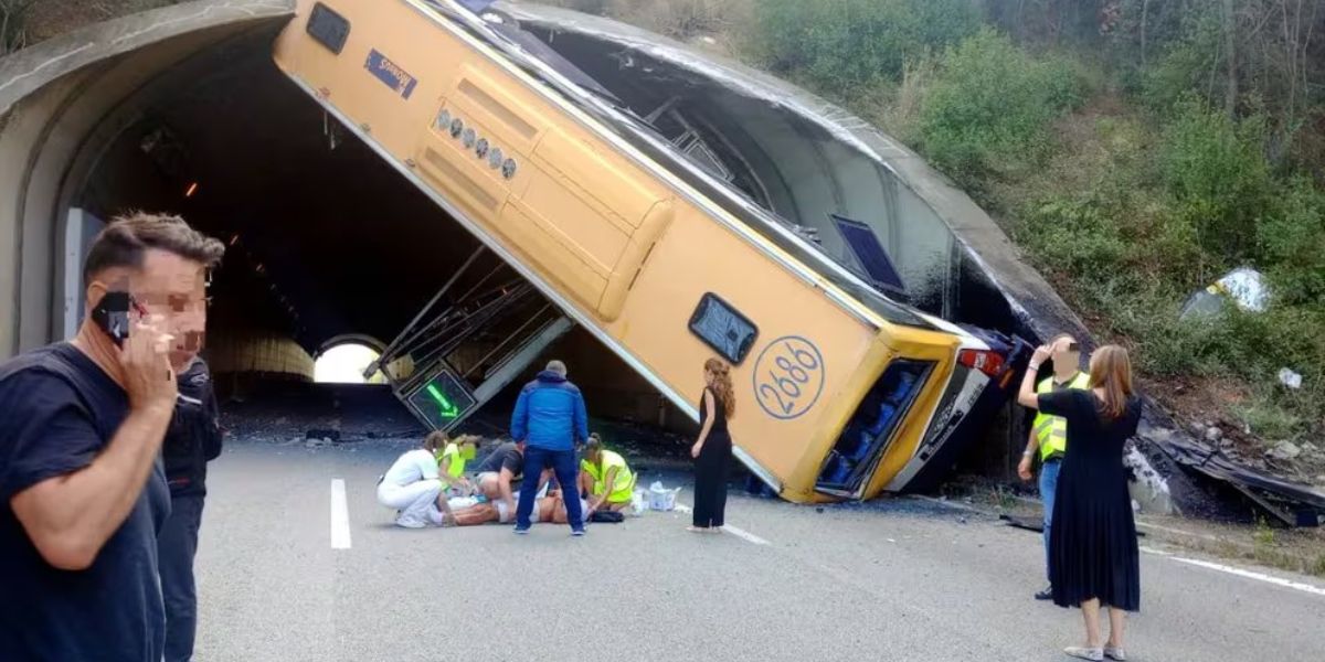 Ônibus com 60 passageiros tomba em estrada de Barcelona e deixa dezenas de feridos