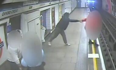 Vídeo tenso: Homem empurra carteiro nos trilhos do metrô de Londres