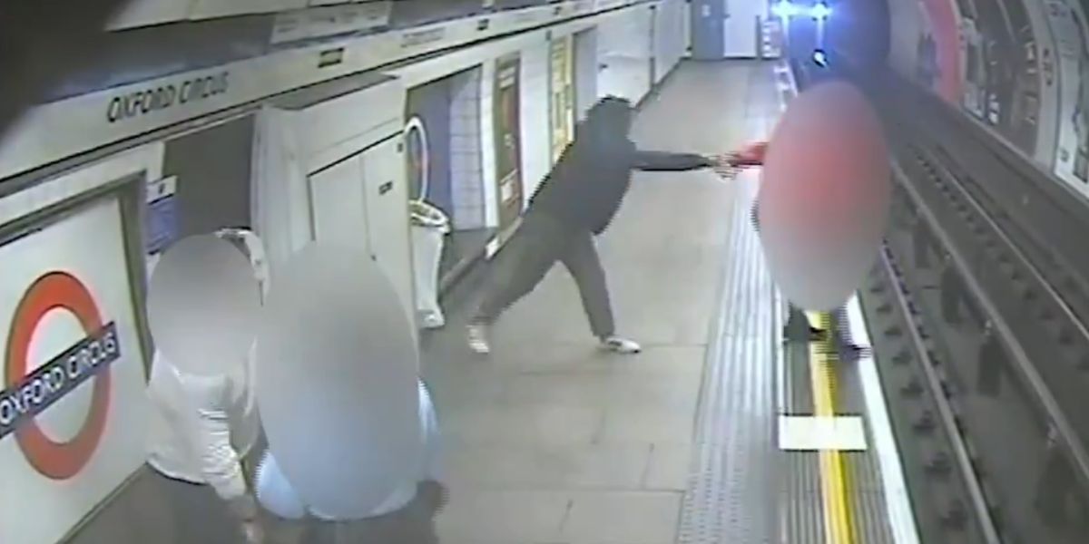 Vidéo tendue : Un homme pousse un facteur sur les voies du métro de Londres