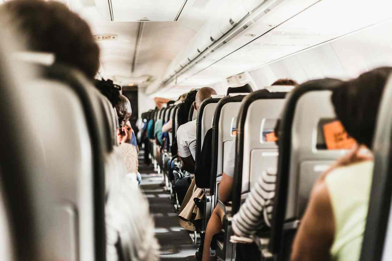 Gli esperti spiegano come i viaggi frequenti in aereo possano aumentare il rischio di cancro