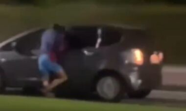 Homem mente sobre ter arrastado ladrão em carro em vídeo viral