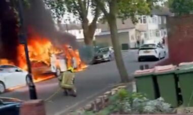 Vídeo: Caminhão de sorvete causa incêndio nas ruas de Londres e crianças correm apavoradas