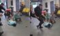 Policial britânico é flagrado chutando cabeça de um homem deitado no chão no Aeroporto de Manchester