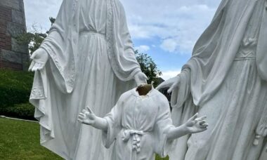 Vídeo bizarro: motorista de táxi quebra cabeça de estátua de Jesus em Nova York