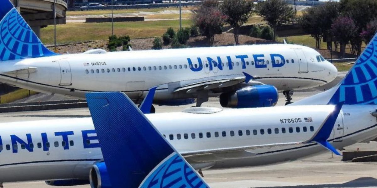 Passageiros da United Airlines vomitam e voo é desviado por “risco biológico”