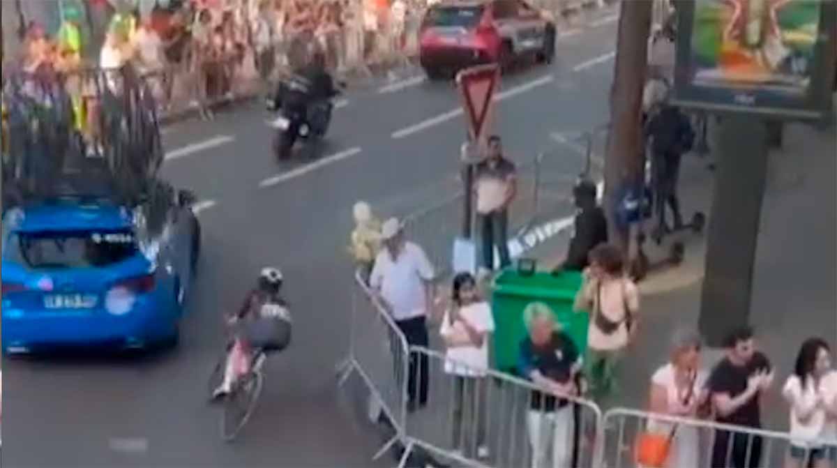 Vídeo tenso: Atleta da Grã-Bretanha é atingida por carro durante prova de ciclismo das Olimpíadas 2024. Fotos e vídeo: Instagram @t0pbike