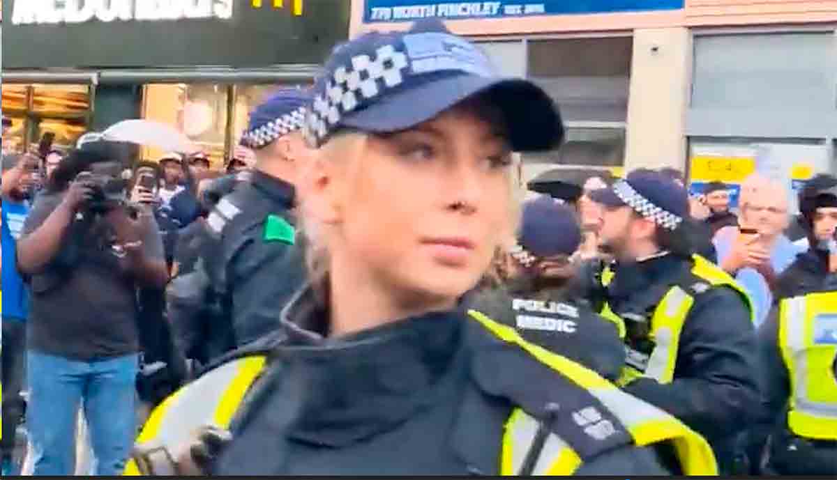 Policial feminina rouba a cena durante prisão de manifestante em Londres