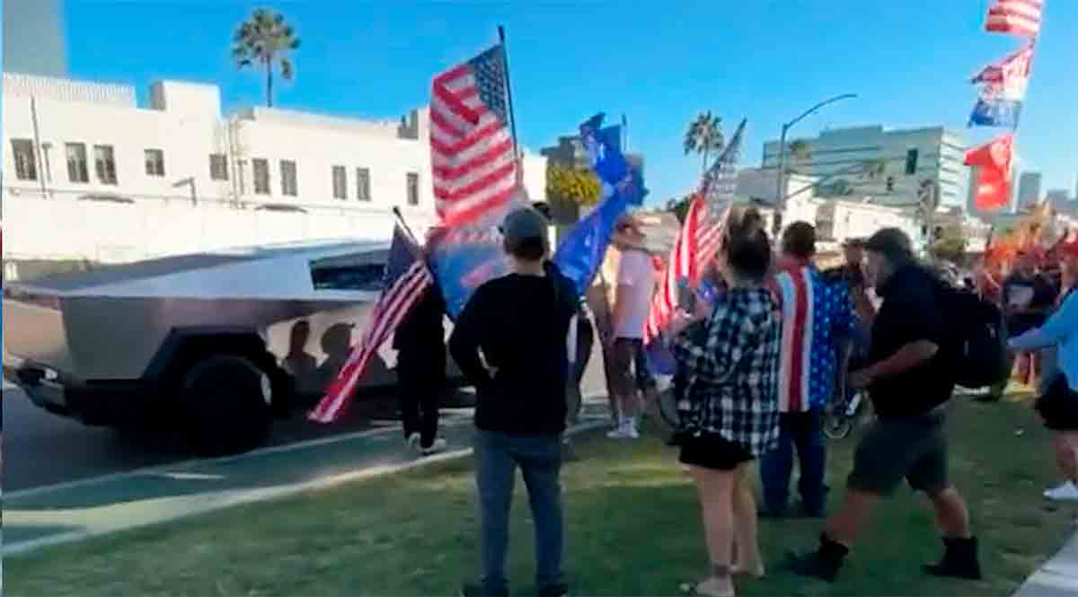 Kanye West en Bianca Censori gespot op bijeenkomst van Donald Trump in Beverly Hills. Foto's en video: TikTok @ali.aam.06