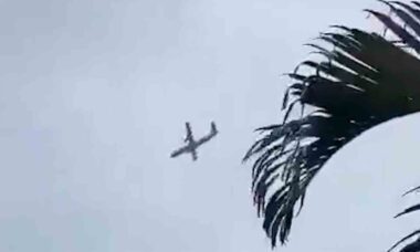 Vídeo chocante: avião cai em cidade do interior do Brasil . Twitter @CassioLozano / @aviationbrk