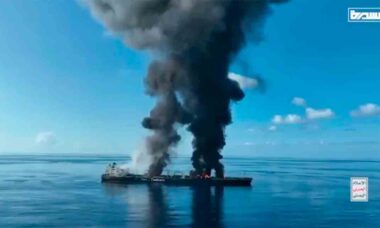 Houthis detonam explosivos em petroleiro grego causando sérios danos à estrutura do navio