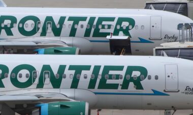 Vídeo: Piloto da Frontier Airlines é preso por violência doméstica em Houston