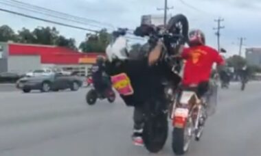 Vídeo tenso: Dois motociclistas de Harley colidem em acidente grave