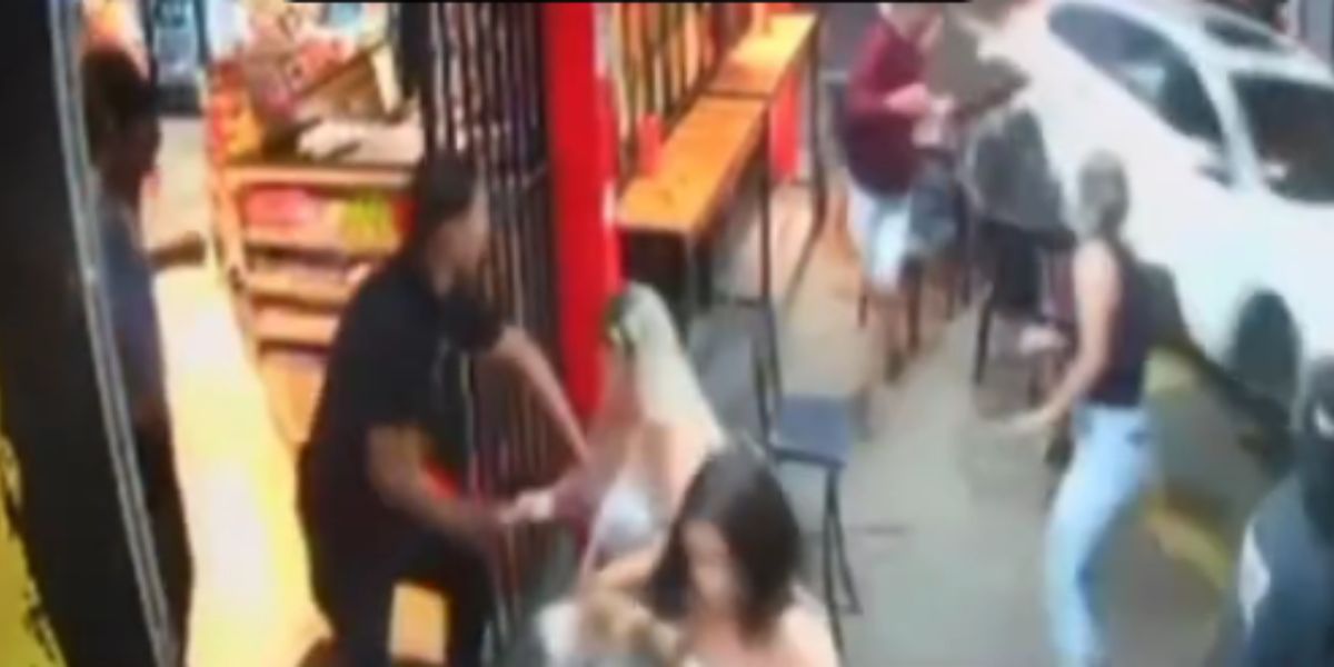 Motorista atropela clientes após dono do bar não vender bebidas em vídeo insano