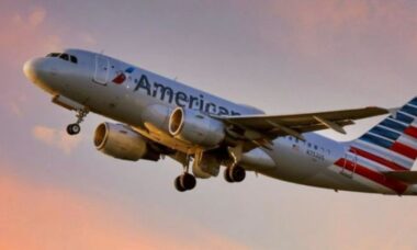 Passageiro com a cabeça ensanguentada é expulso de voo da American Airlines