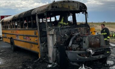 Motorista salva crianças de ônibus escolar em chamas em ação heróica no Colorado