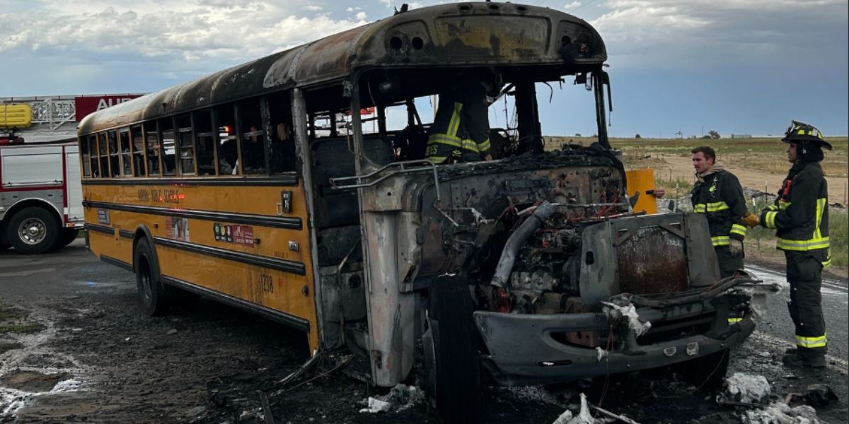 Motorista salva crianças de ônibus escolar em chamas em ação heróica no Colorado