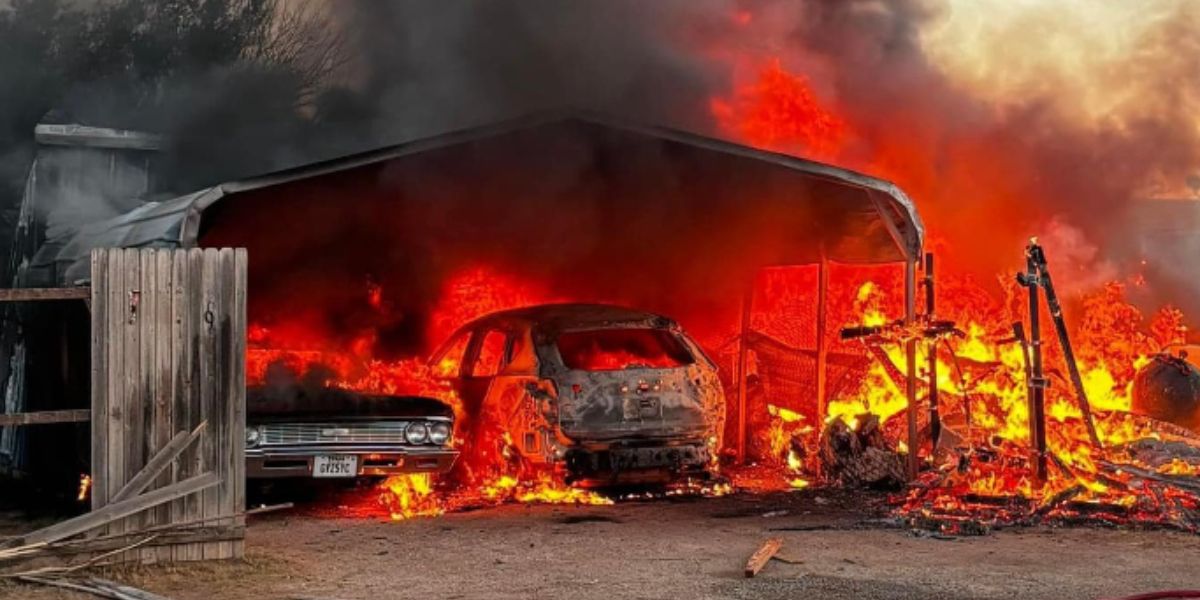 Avion s'écrase dans un parc de mobil-homes, faisant deux morts et incendiant des maisons au Texas